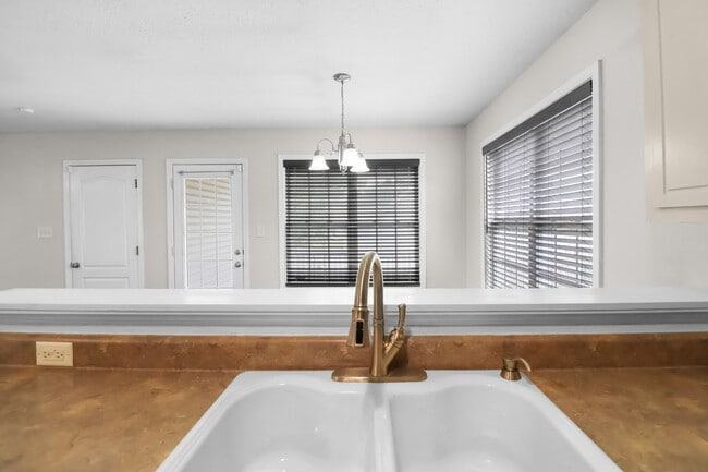 Building Photo - 420 Piney Dr