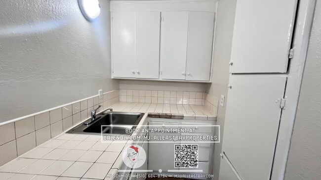 Building Photo - Cozy 1-bdrm, 1-bath in gated complex, incl...