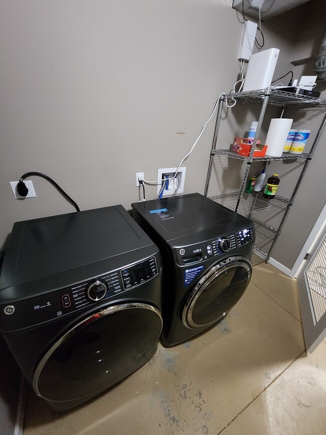 Building Photo - 5716 Hascall St