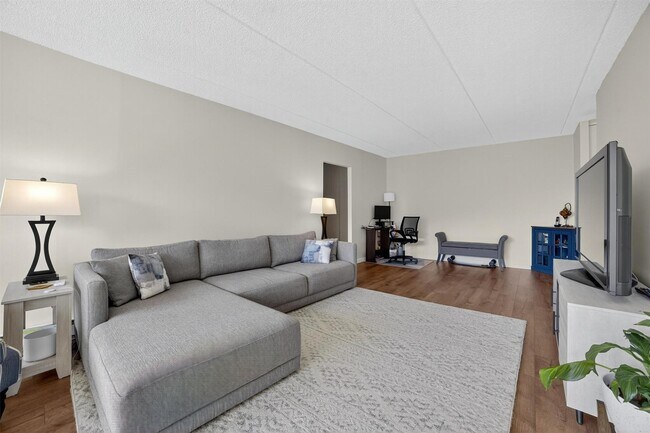 Building Photo - 130 Colonial Pkwy
