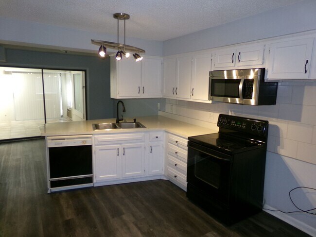 Building Photo - Country Club and Peace Haven Area