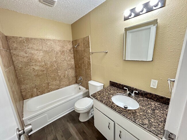 Building Photo - Spacious 2-Bedroom Apartment in a Quiet, Well-Maintained Community