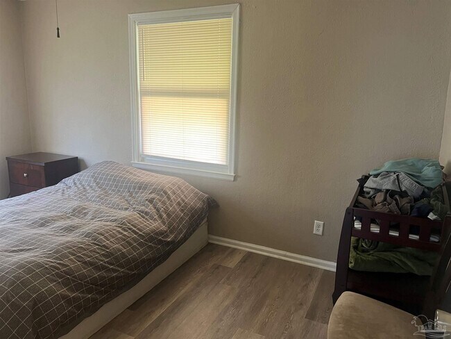 Building Photo - 103 NW Kalash Rd