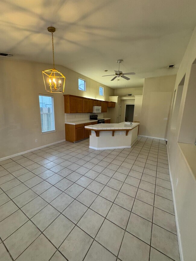 Building Photo - 5731 N Tracy Ave