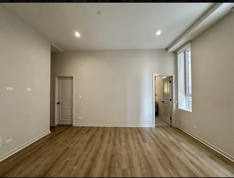 Building Photo - 3207 N Narragansett Ave