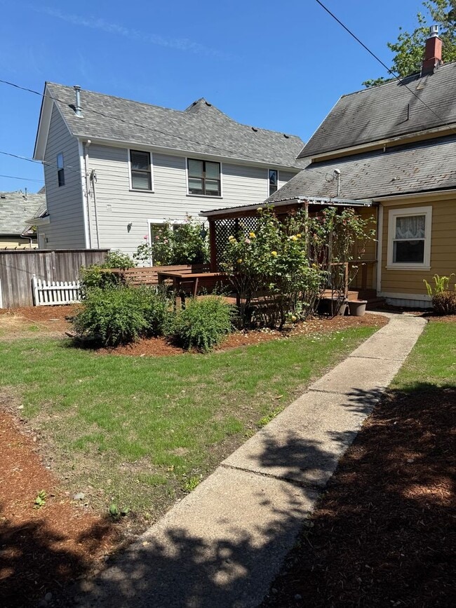 Building Photo - Historic Willamette Charmer – A Rare Gem! ...