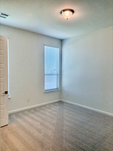 Building Photo - 1700 Bellaire Ave