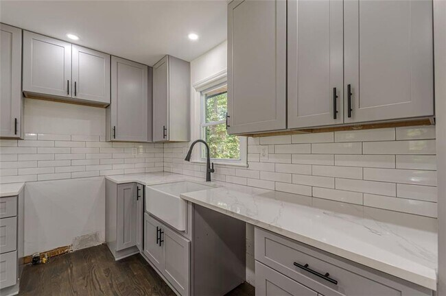 Building Photo - 2352 Glendale Dr