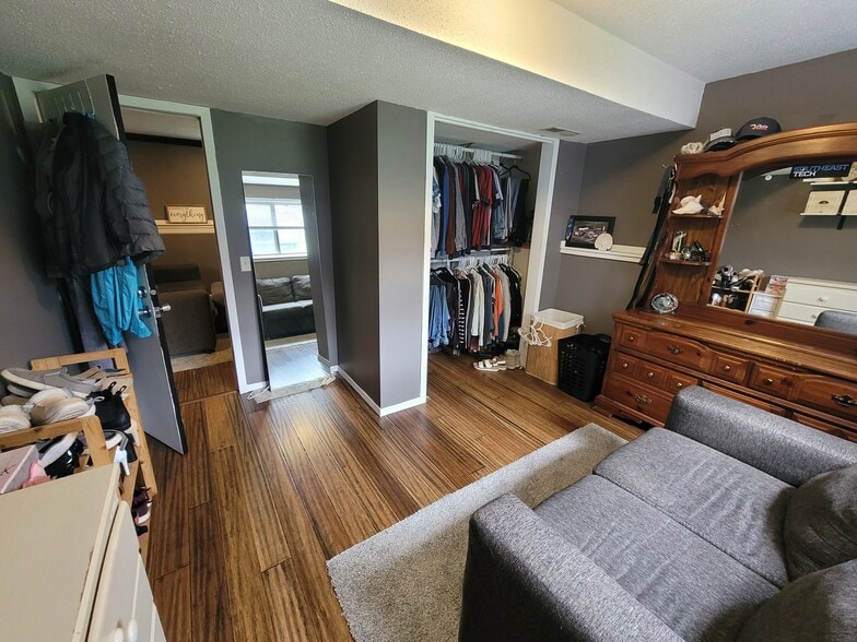 Building Photo - 2201 Tracy Ln