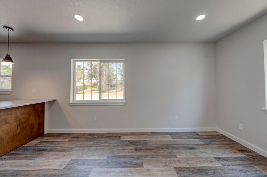 Building Photo - 744 E Loucks St