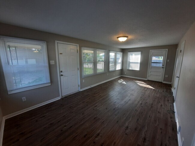 Building Photo - 3 bedroom home with covered patio and garage!