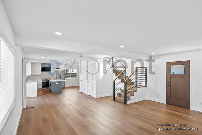 Building Photo - 1360 Goldenlake Rd