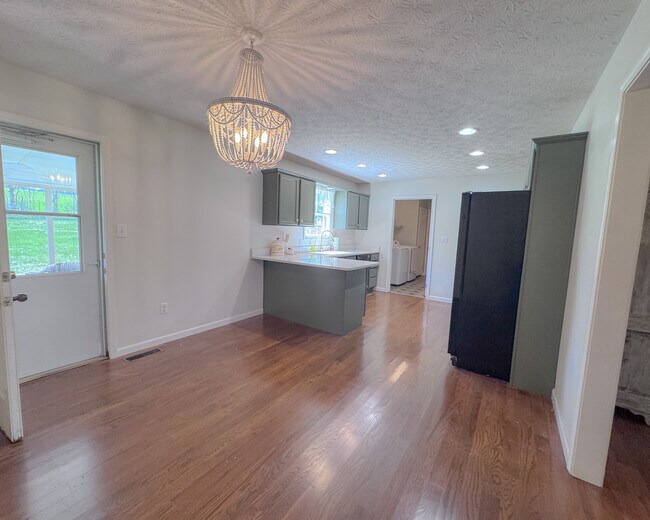 Building Photo - 330 Lisa Bella Ln