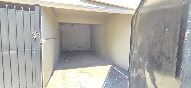 Building Photo - 405 S Kroeger St