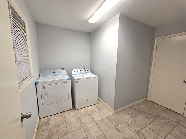 Building Photo - 4701 N Independence Ave