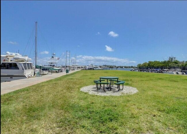 Building Photo - 804 E Windward Way