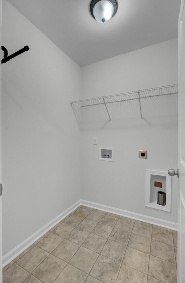 Building Photo - 131 Lakestone Rd