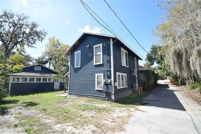 Building Photo - 906 Vistabula St