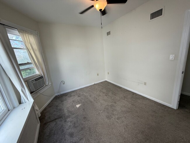 Building Photo - 425 Elm St