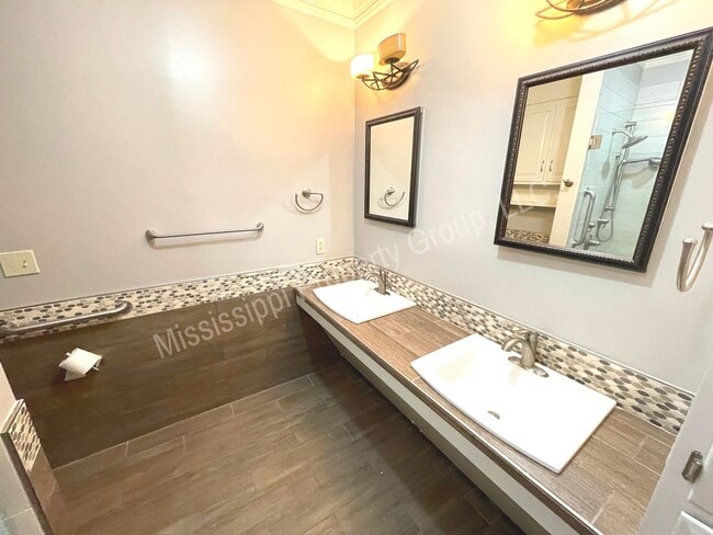 Building Photo - EXCELLENT LOCATION - 2BD/2BA FOR RENT