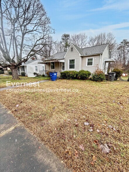 Building Photo - 1715 Longview Dr