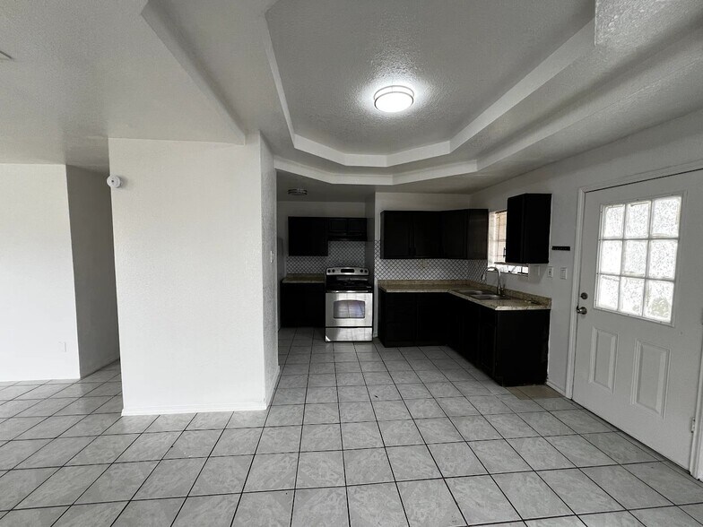 Building Photo - 5105 Villa Bonita St