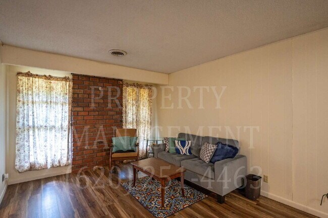 Building Photo - Charming 2-Bedroom Oasis in the Heart of Coffeyville