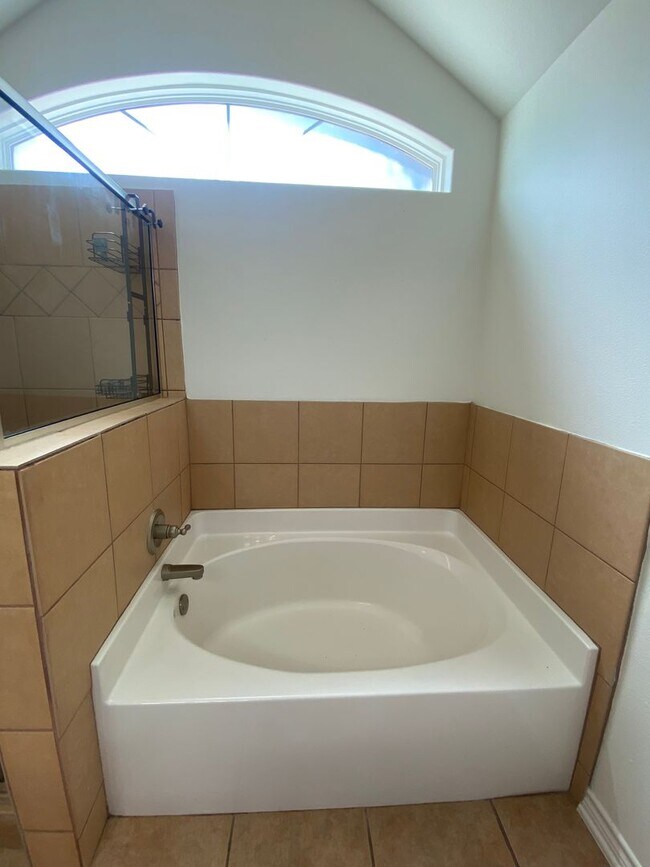 Building Photo - 4 BEDROOM IN RED ROCK, BELTON ISD