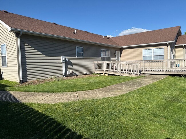 Building Photo - Beautiful 6 BR/4BA home with fenced in yar...