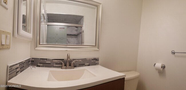 Building Photo - 320 Tulip Ln