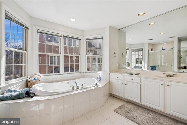 Building Photo - 1053 N Stuart St