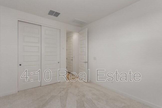Building Photo - 2222 E Palmdale Ln