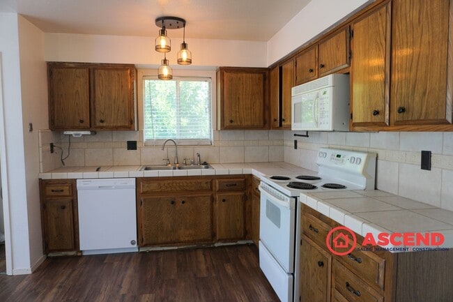 Building Photo - Cute home located in the Southwest!
