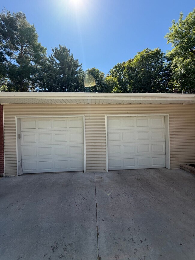 Building Photo - 5532 Woodcrest Dr