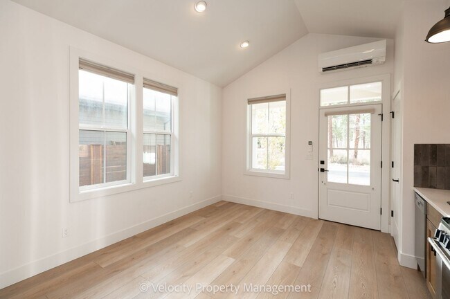 Building Photo - M712