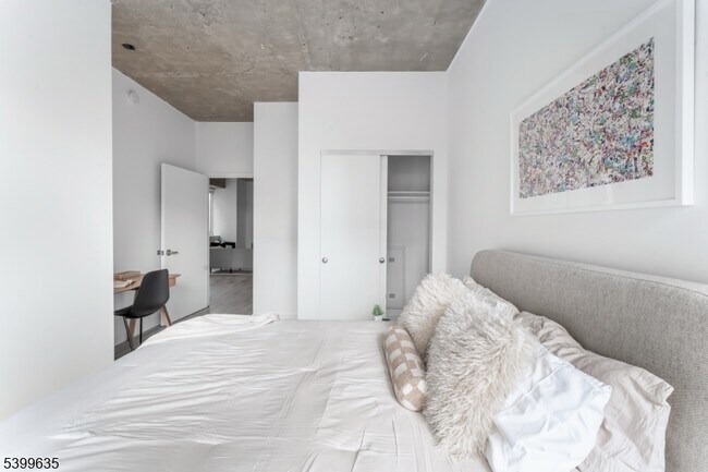 Building Photo - 10 Commerce Ct