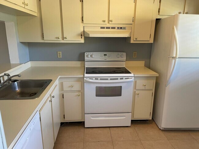 Building Photo - 6832 Palmetto Cir S