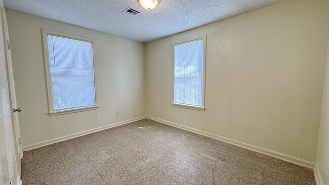 Building Photo - 711 Plum St