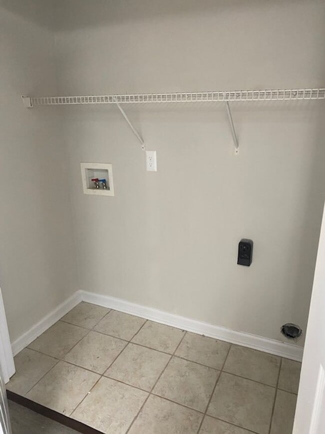 Building Photo - Cute, Cute, Cute Three Bedroom
