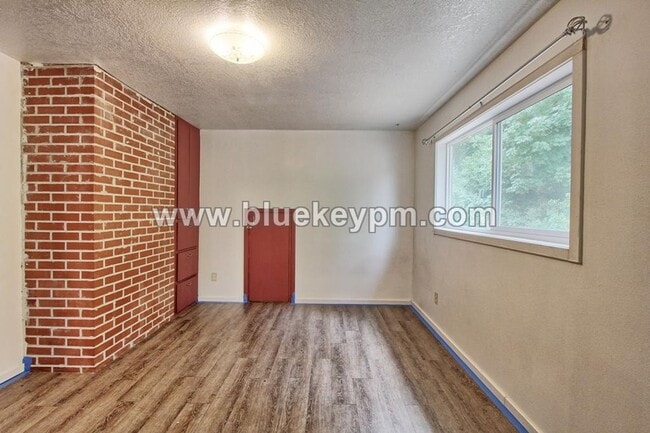 Building Photo - 5 Bedrooms, 2.5 Bathrooms Home in Oregon City