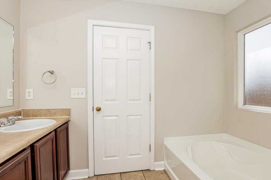 Building Photo - 102 Goodrich Ct