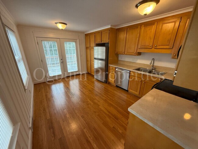 Building Photo - 120 Crafton St