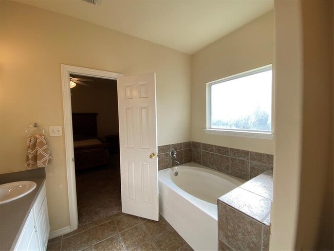 Building Photo - 10011 Sugarvine Ln