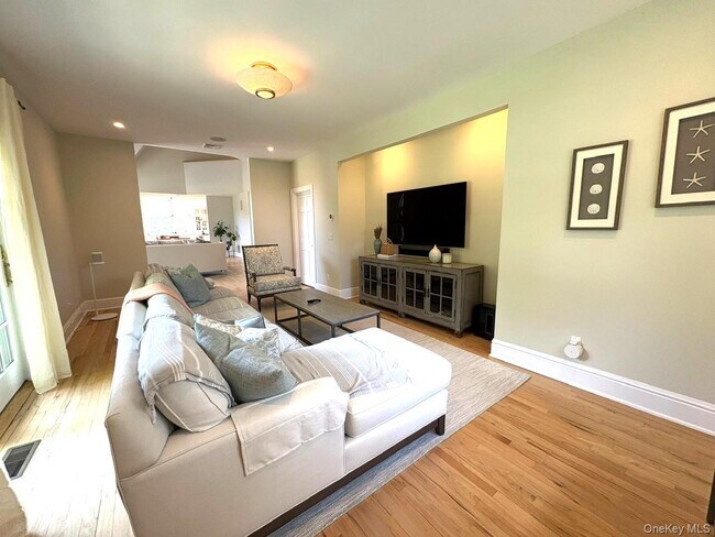 Building Photo - 365 Chablis Path