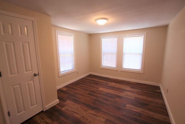 Building Photo - Cozy 2 Bedroom, 1 Bath Garage Apartment in...