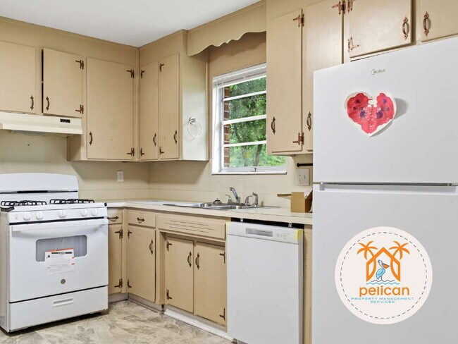 Building Photo - 4-Bedroom Home in a Prime Pensacola Location