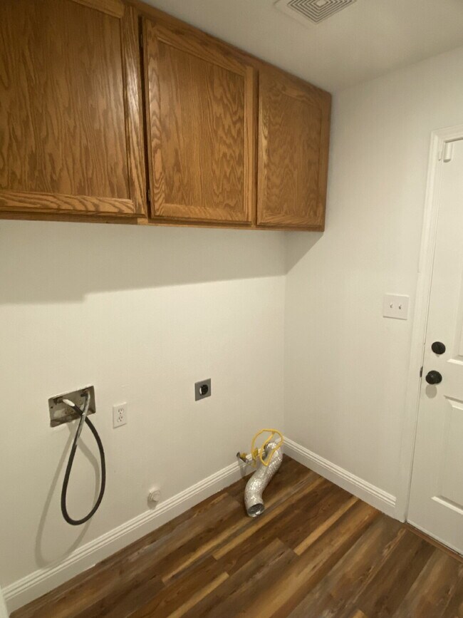 Building Photo - 4 Bed, 2 Bath beautiful home with pool