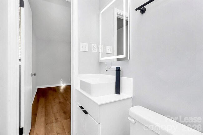 Building Photo - 526 Julia Ave