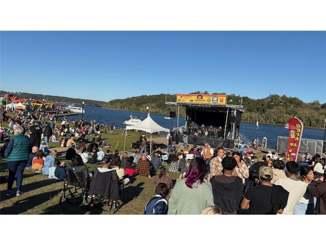 Building Photo - 206 5th St S