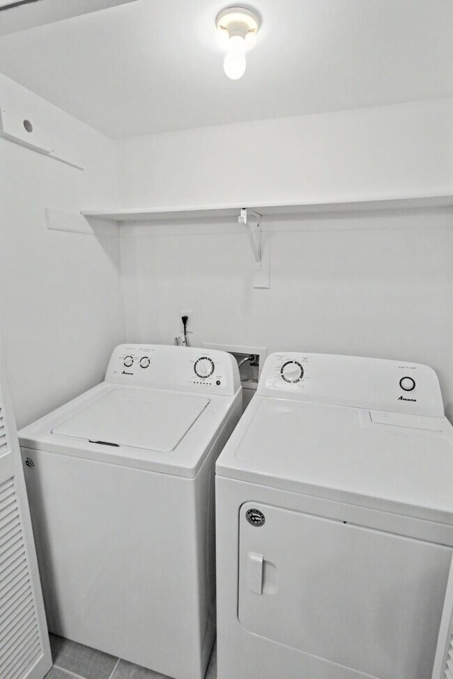 Building Photo - 2 Bedroom Condo In South Park!
